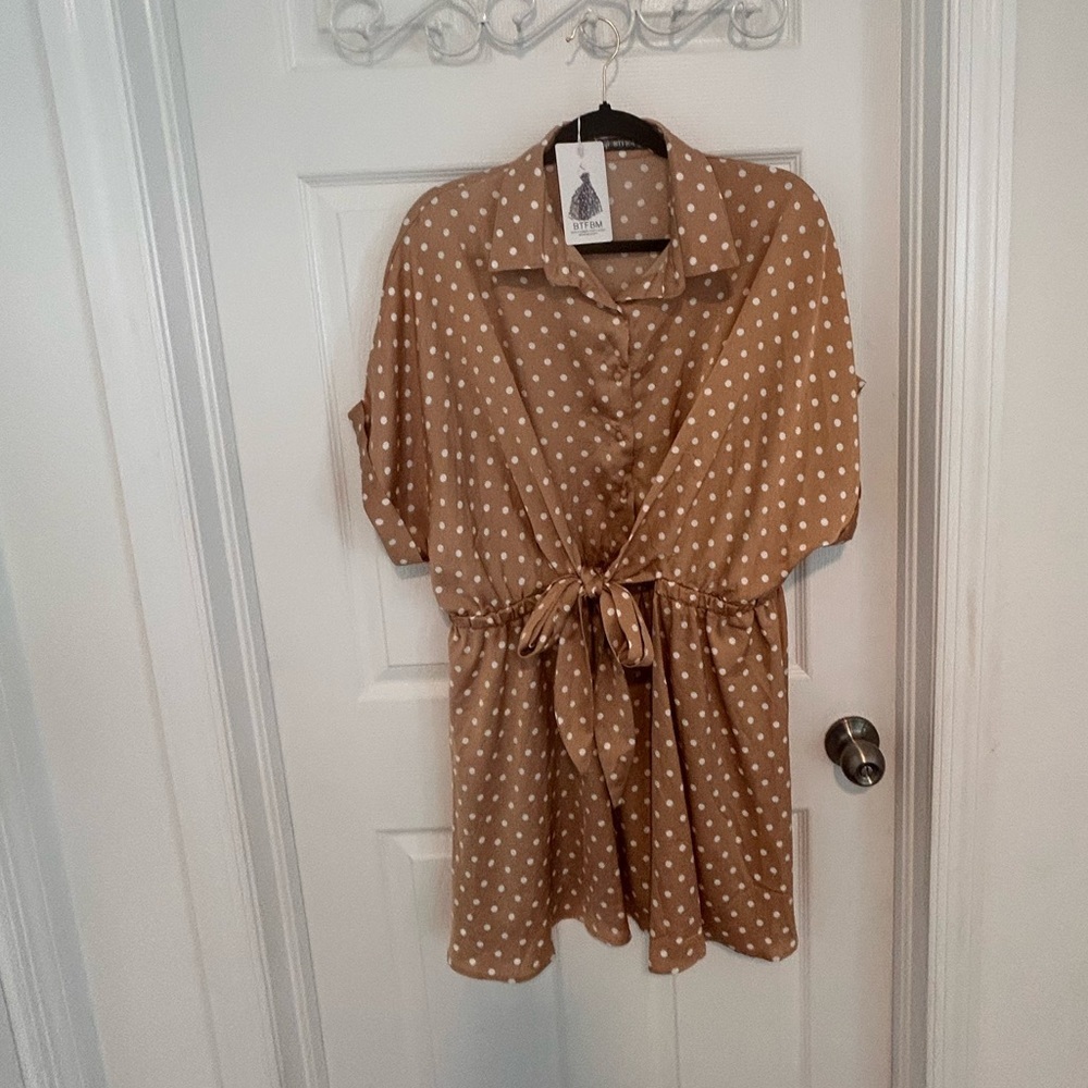 NWT BTFBM Women’s Tan w White Polka Dots
W Elastic Wrap Waist

Size XL